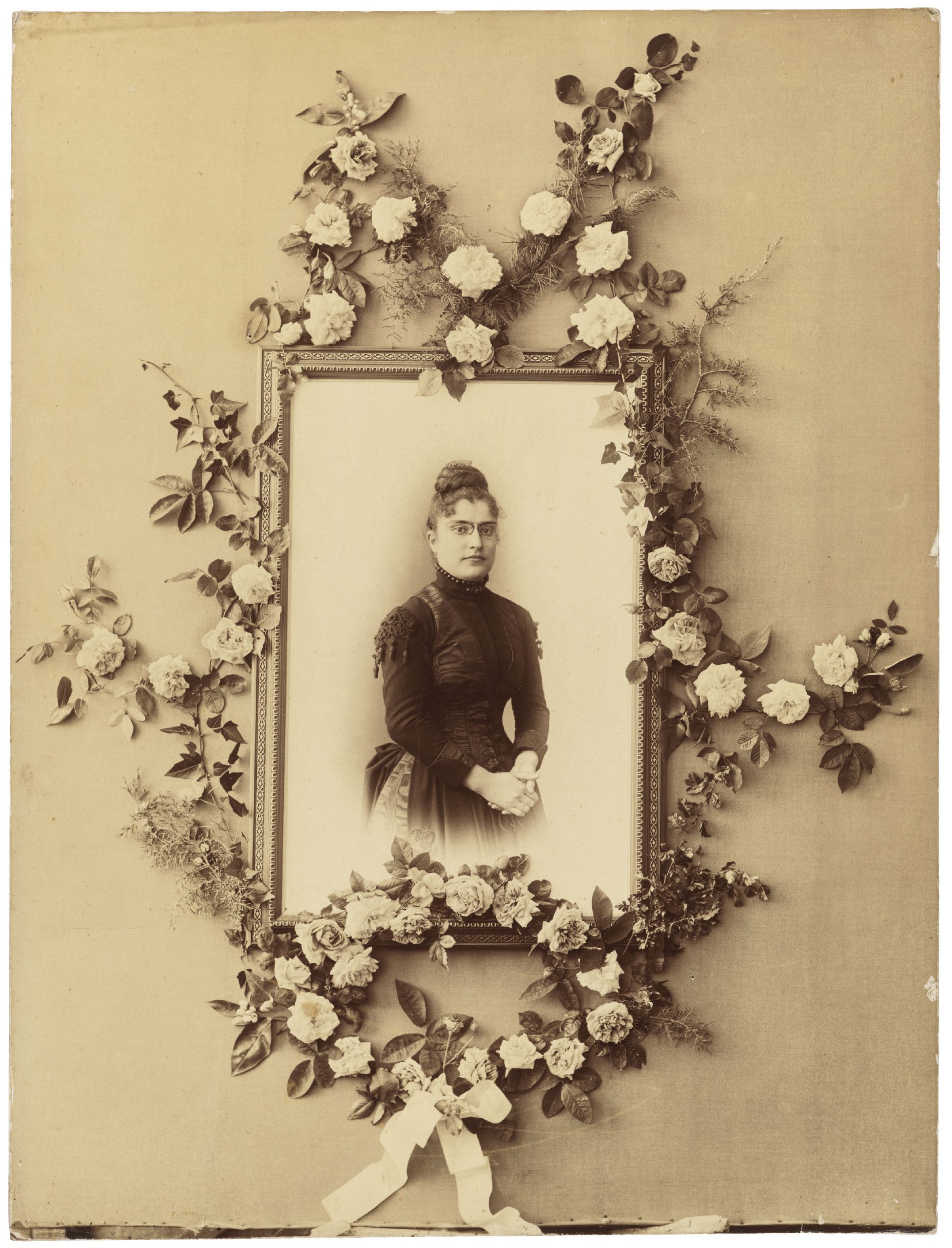 [Composição de flores com letra M e retrato de Mariana Relvas], atribuído